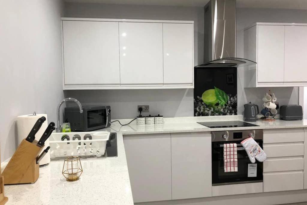 Morden Central Self Contained Flat By Cozynest Reading Exterior photo